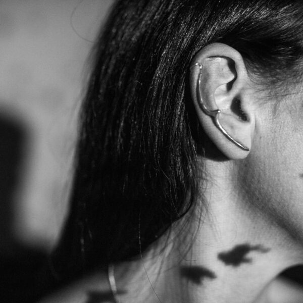 Ένα εντυπωσιακό αλλά και μίνιμαλ ear climber με σχέδιο ένα πουλί που πετάει.