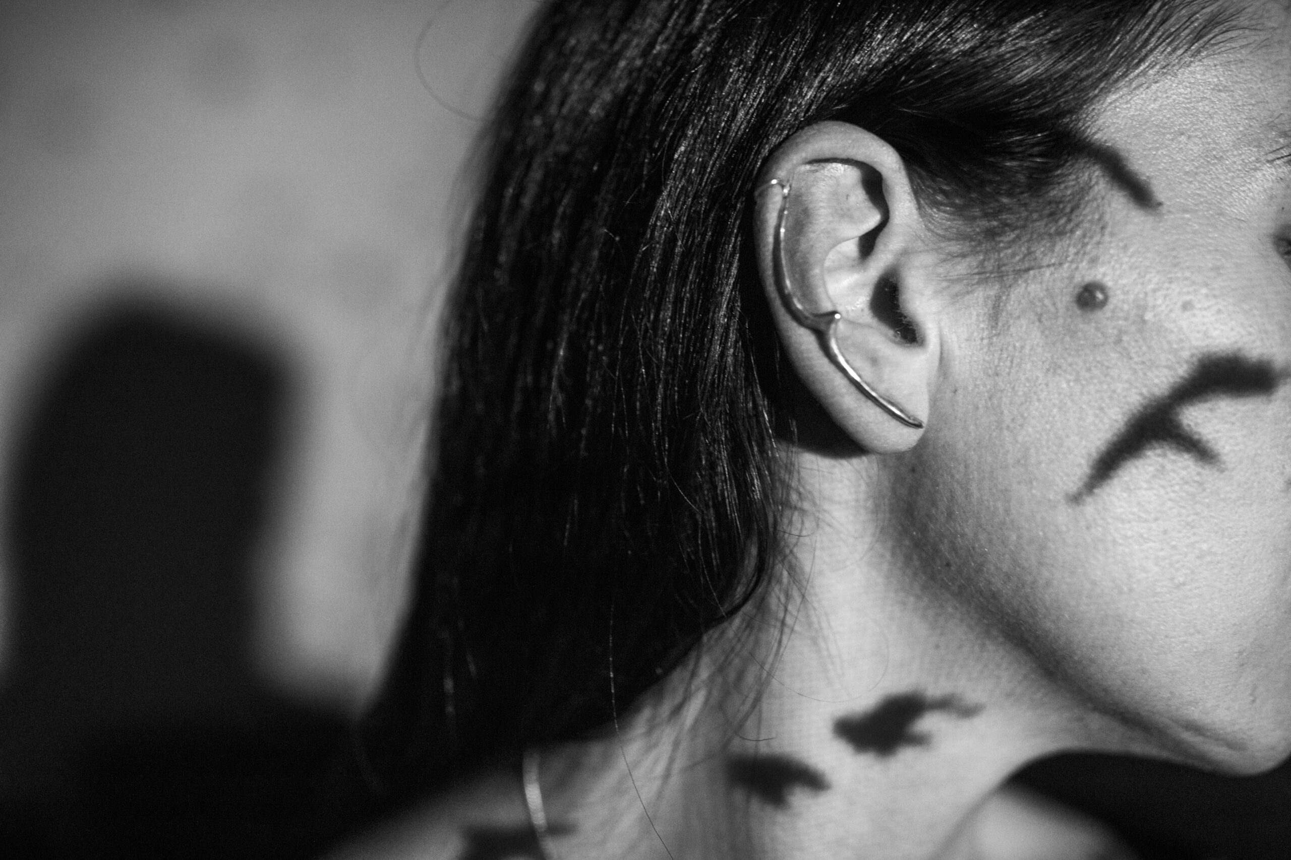 Ένα εντυπωσιακό αλλά και μίνιμαλ ear climber με σχέδιο ένα πουλί που πετάει.